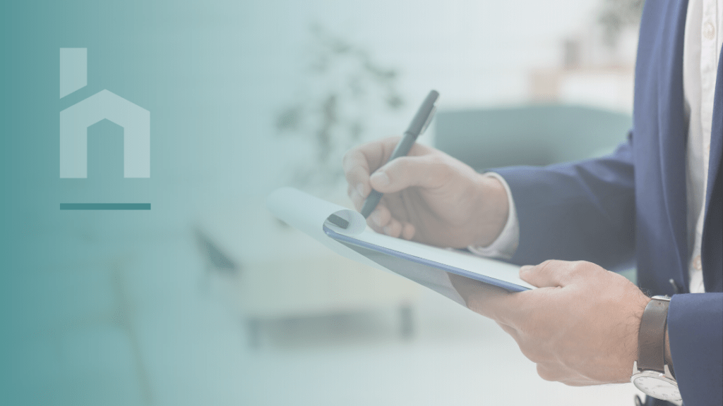 Zdjęcie z przekazania nieruchomości z protokołem zdawczo odbiorczym z opiekunem homependium wypełniającym protokół zdawczo-odbiorczy